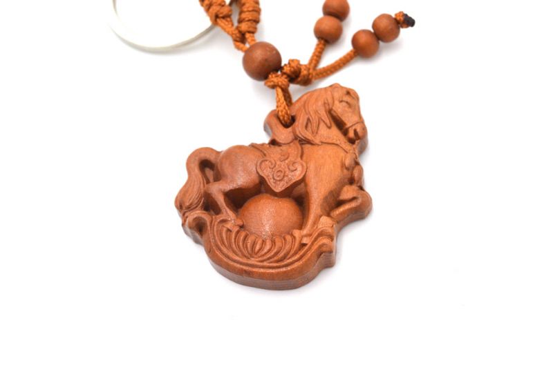 Cliquez sur la vignette pour agrandir et survolez la photo pour zoomer Porte Clés Feng Shui en bois - Cheval 2