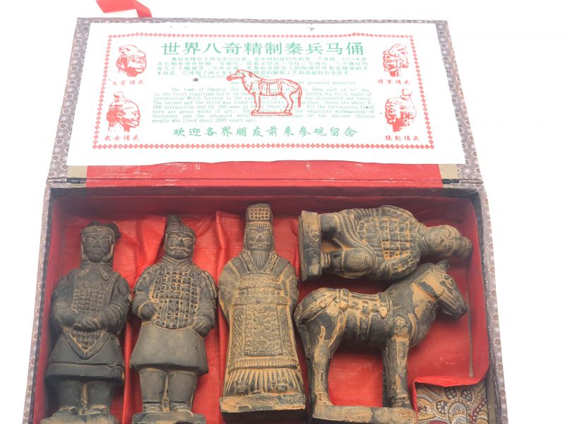 Cliquez sur la vignette pour agrandir et survolez la photo pour zoomer Statues Soldat de Xian en terre cuite - 4 petits soldats et 1 cheval 5