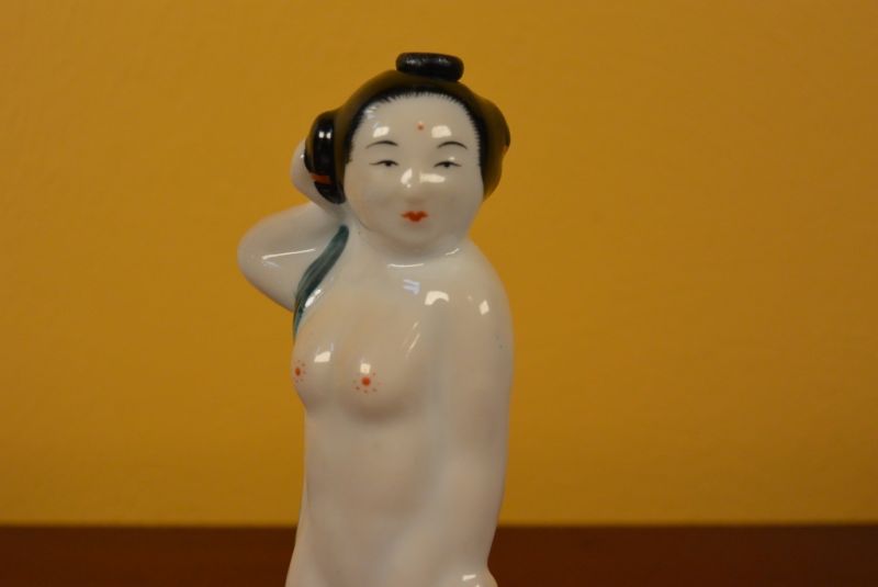 Cliquez sur la vignette pour agrandir et survolez la photo pour zoomer Tabatière érotique Chinoise Femme nue debout 2
