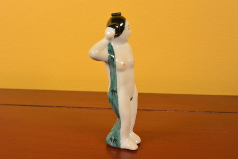 Cliquez sur la vignette pour agrandir et survolez la photo pour zoomer Tabatière érotique Chinoise Femme nue debout 3