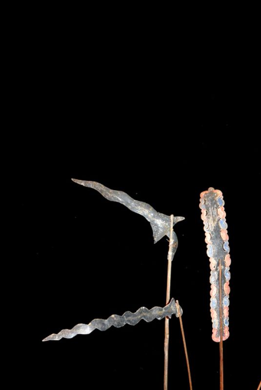 Cliquez sur la vignette pour agrandir et survolez la photo pour zoomer Théâtre d'ombres Indonésien Wayang Kulit Les armes 2 (sans stand) 3