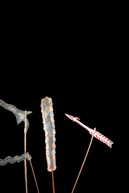 Cliquez sur la vignette pour agrandir et survolez la photo pour zoomer Théâtre d'ombres Indonésien Wayang Kulit Les armes 2 (sans stand) 4