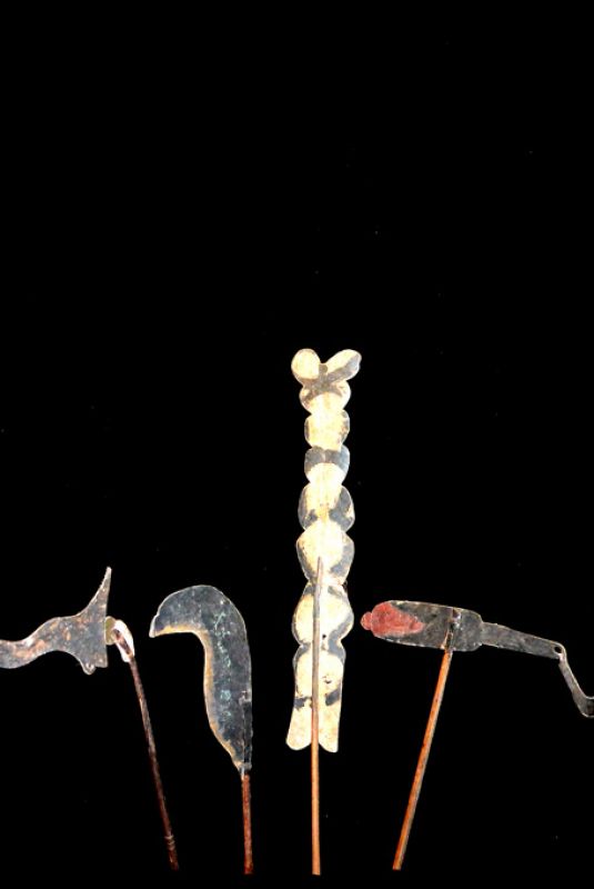 Cliquez sur la vignette pour agrandir et survolez la photo pour zoomer Théâtre d'ombres Indonésien Wayang Kulit Les armes (sans stand) 2