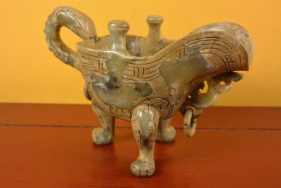 Verre chinois à trois pieds en Jade